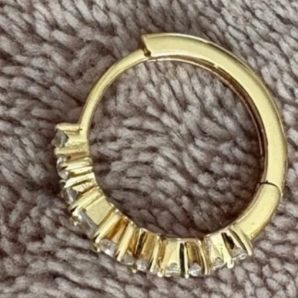 Astrid & Miyu CELESTIAL CRYSTAL 11.5MM HOOP IN GOLD - Picture 5 of 10